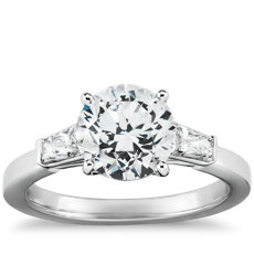 Anillo de compromiso de diamantes brillantes cónicos de talla baguette en platino (1/2 qt. total)